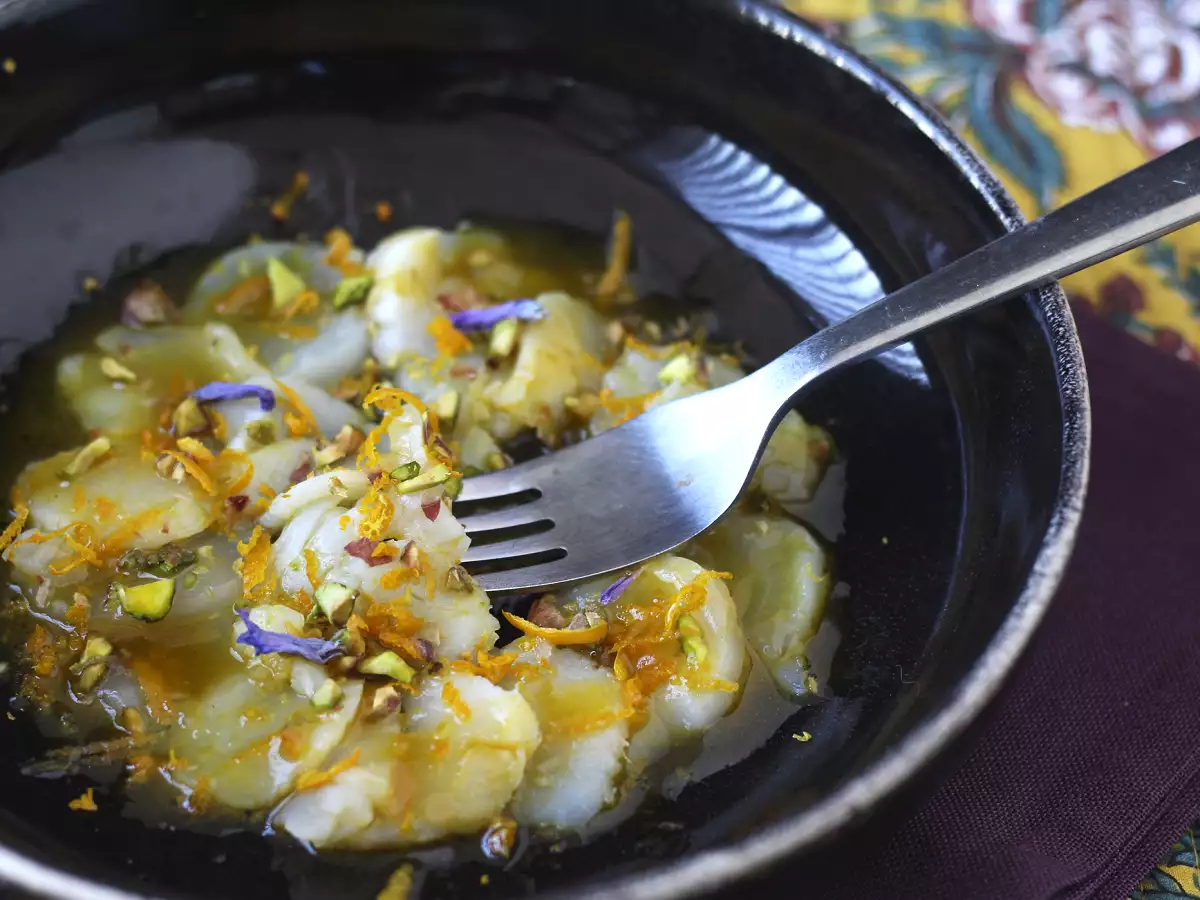 Carpaccio de scoici cu vinaigreta citrica si fistic - un antreu elegant si usor de preparat - poza 2