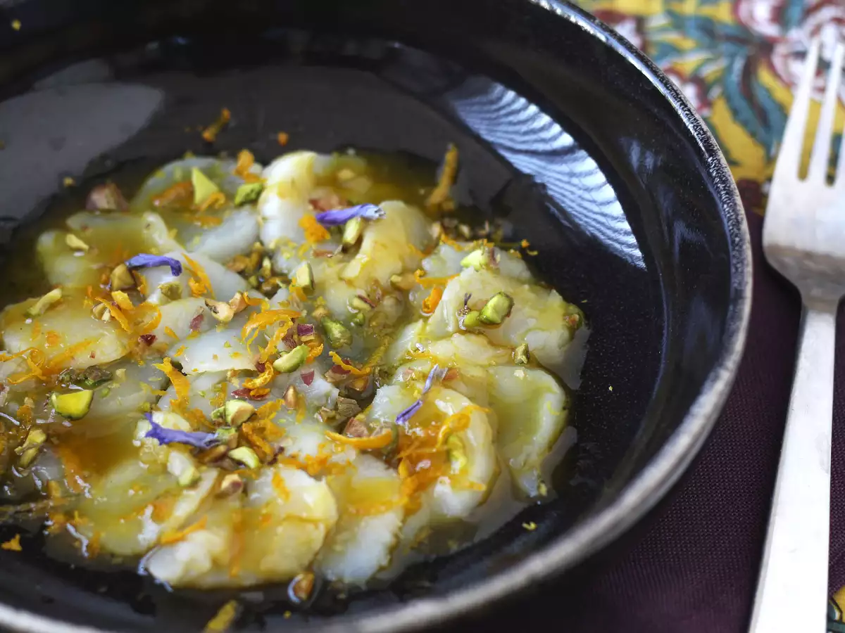 Carpaccio de scoici cu vinaigreta citrica si fistic - un antreu elegant si usor de preparat - poza 5