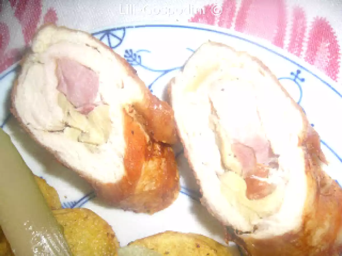 Cartofi aurii cu rulada din piept de curcan