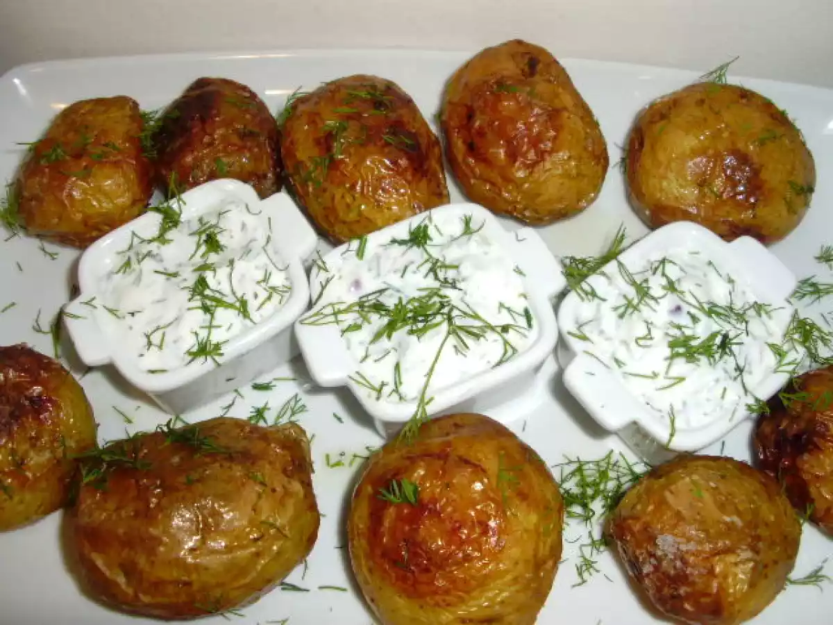 CARTOFI COPTI CU SOS DE IAURT