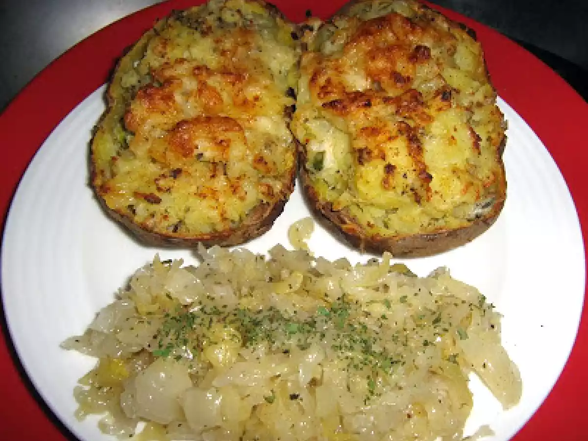 Cartofi copti de doua ori cu salata de varza murata