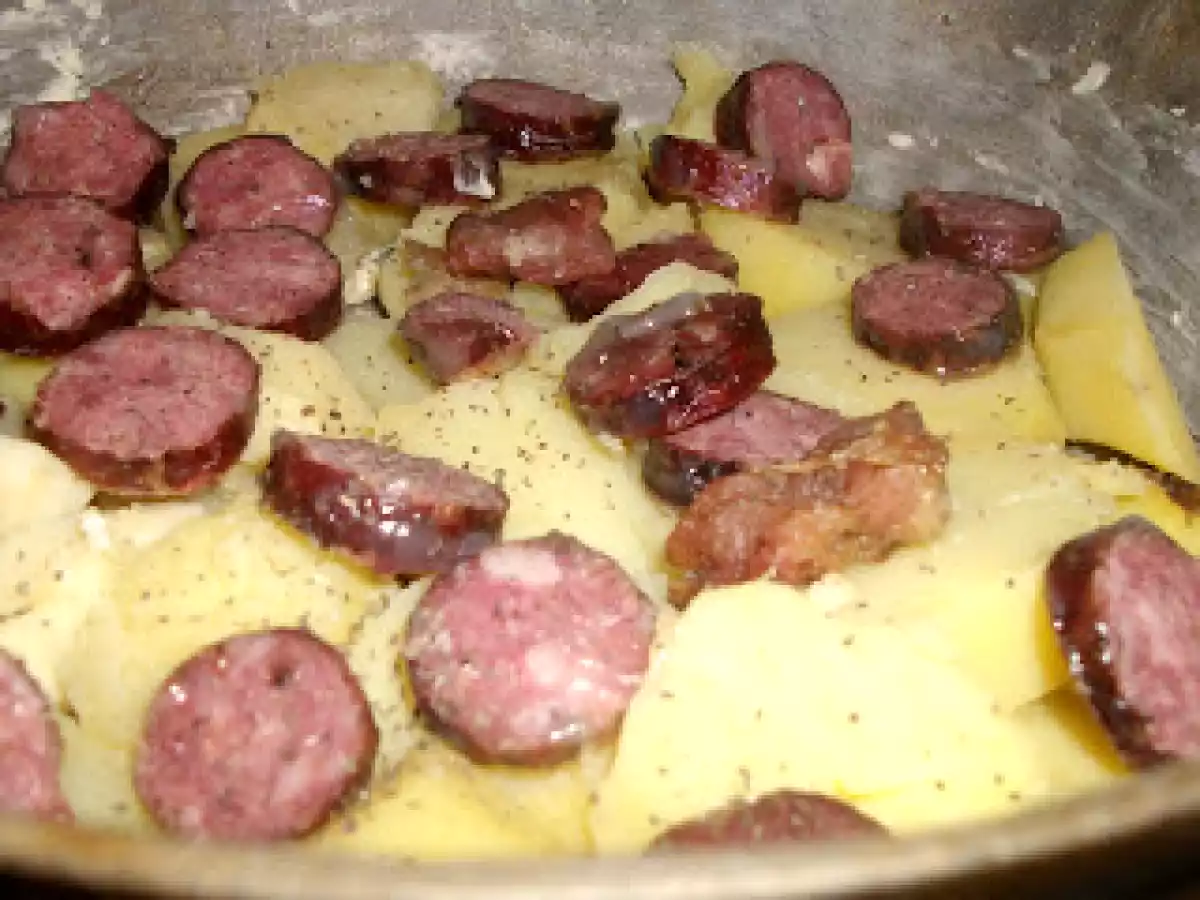 Cartofi cu carnacior afumat, la cuptor