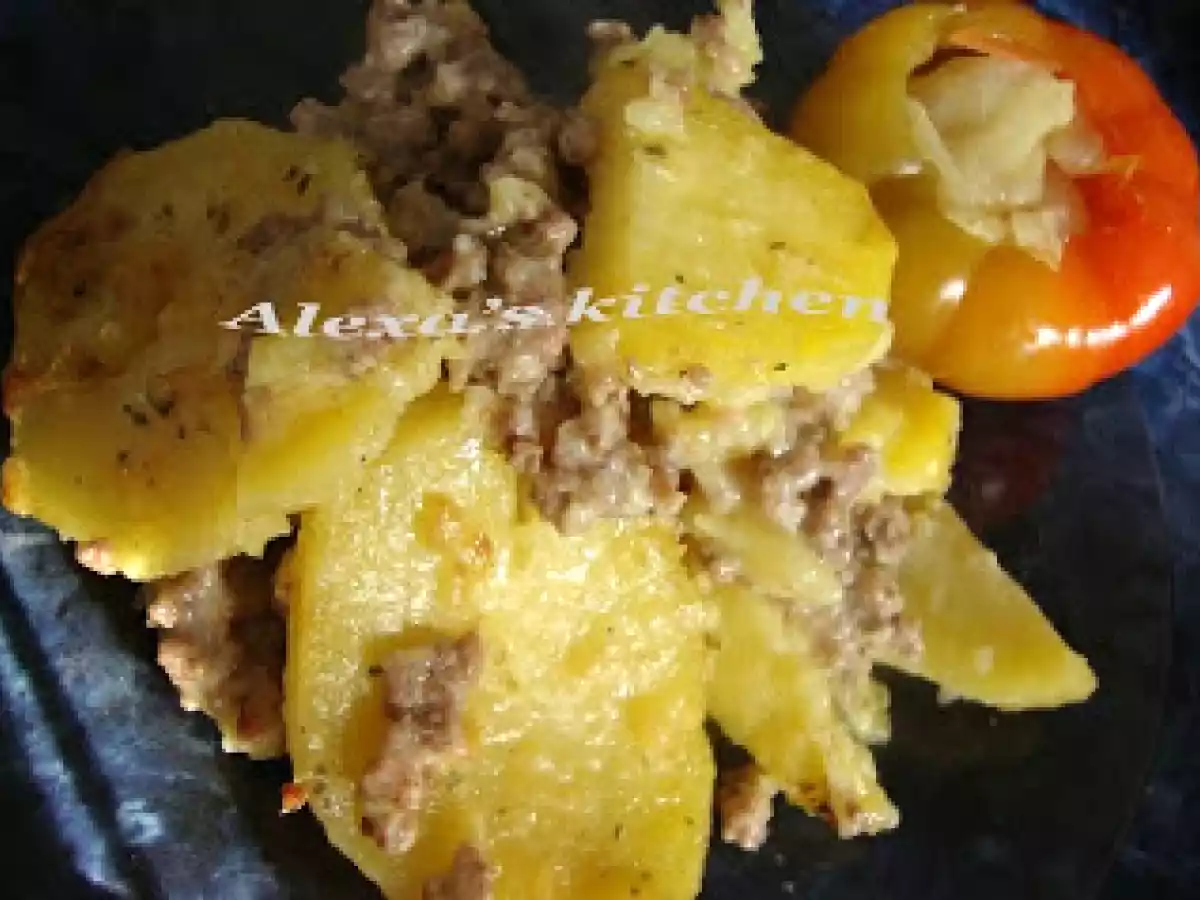 Cartofi cu carne tocata la cuptor