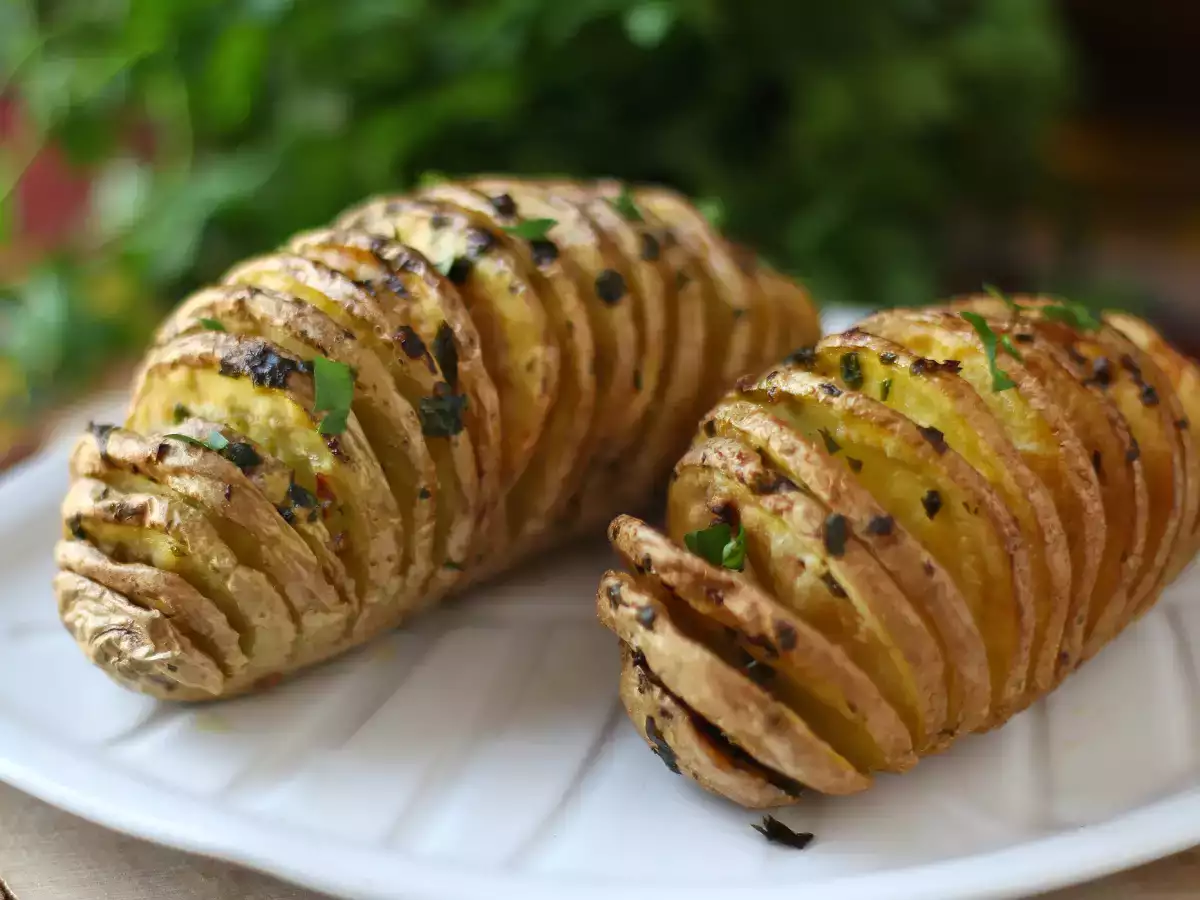 Cartofi Hasselback în friteuza cu aer: crocanți și ultra-ușor de făcut! - poza 4
