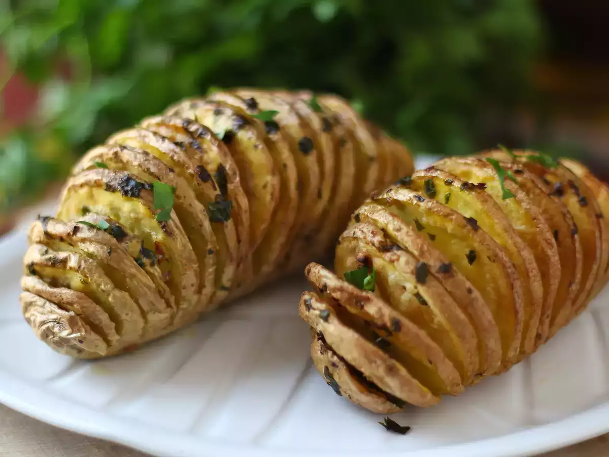 Cartofi Hasselback în friteuza cu aer: crocanți și ultra-ușor de făcut! - poza 6