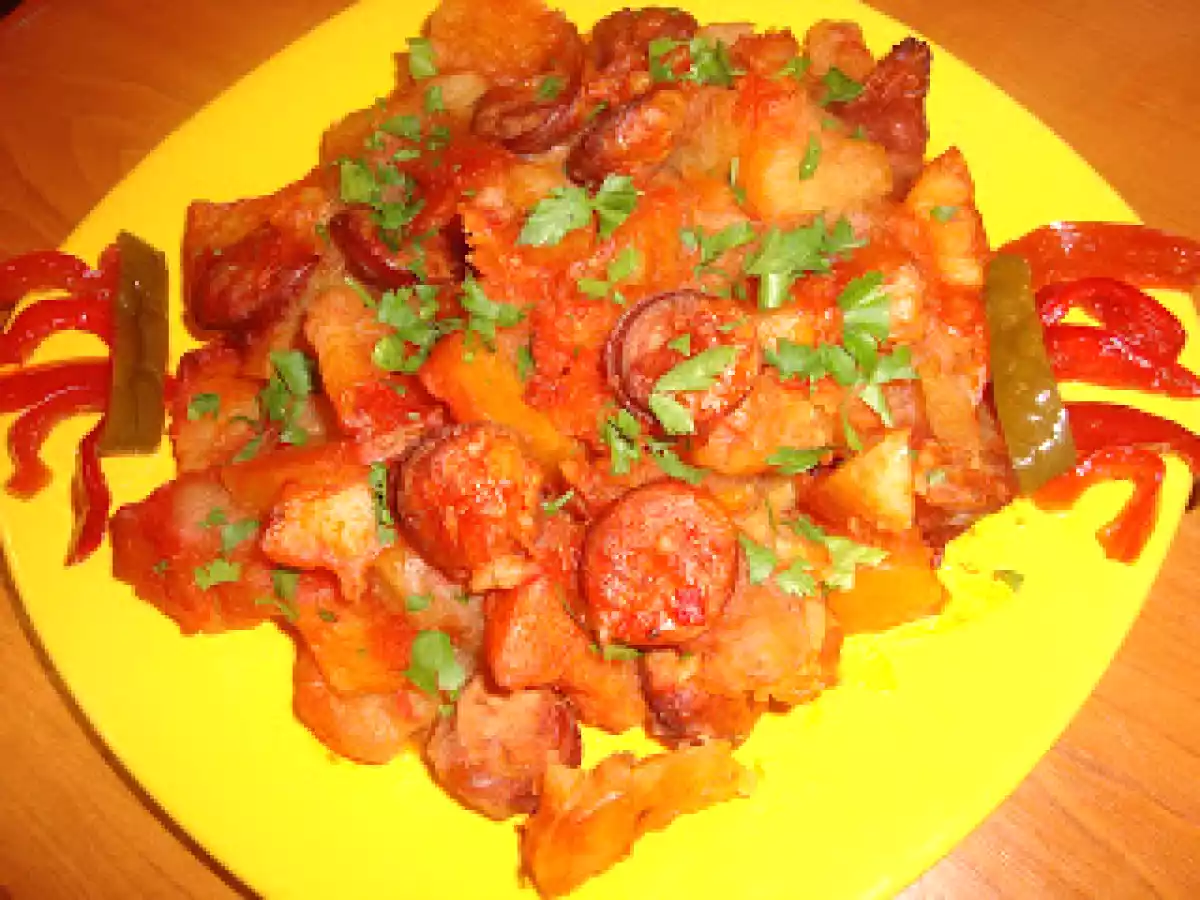 Cartofi la cuptor cu carnati