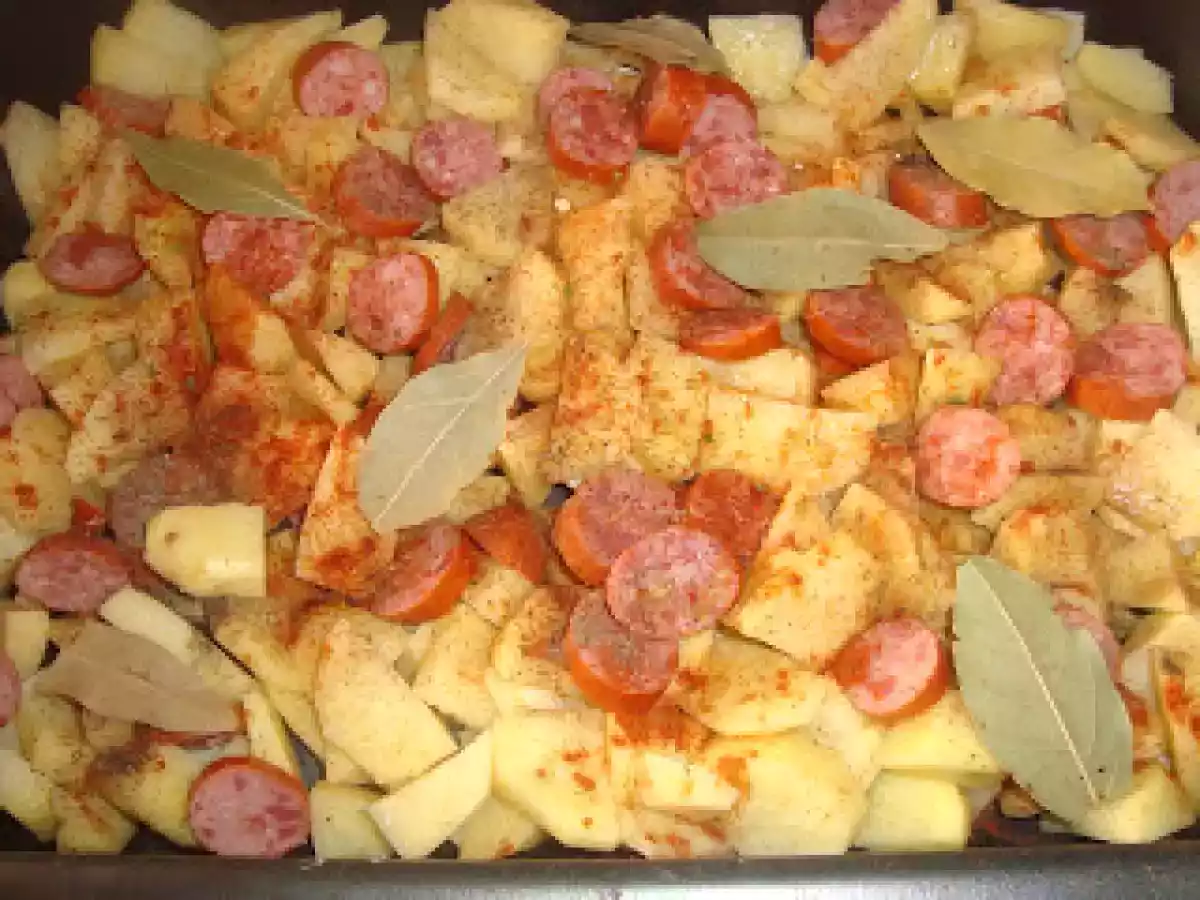 Cartofi la cuptor cu carnati - poza 3