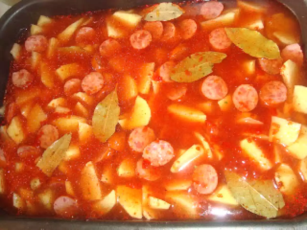 Cartofi la cuptor cu carnati - poza 4