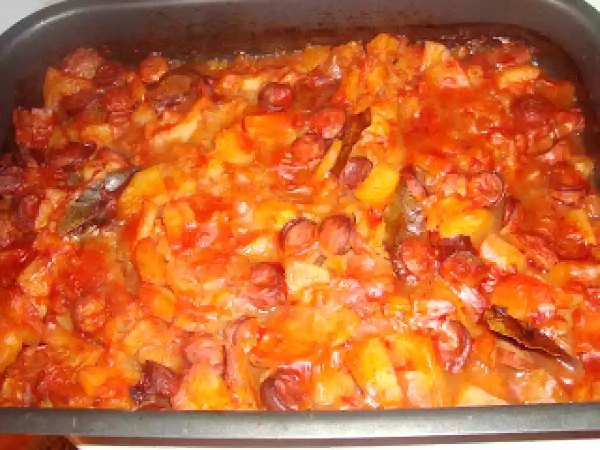 Cartofi la cuptor cu carnati - poza 5