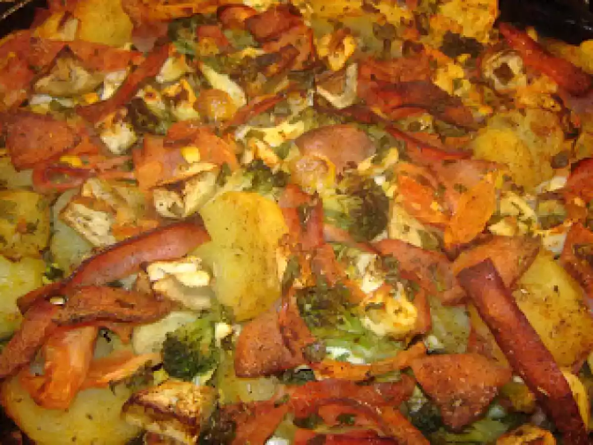 Cartofi la cuptor cu oua si mezeluri - poza 2