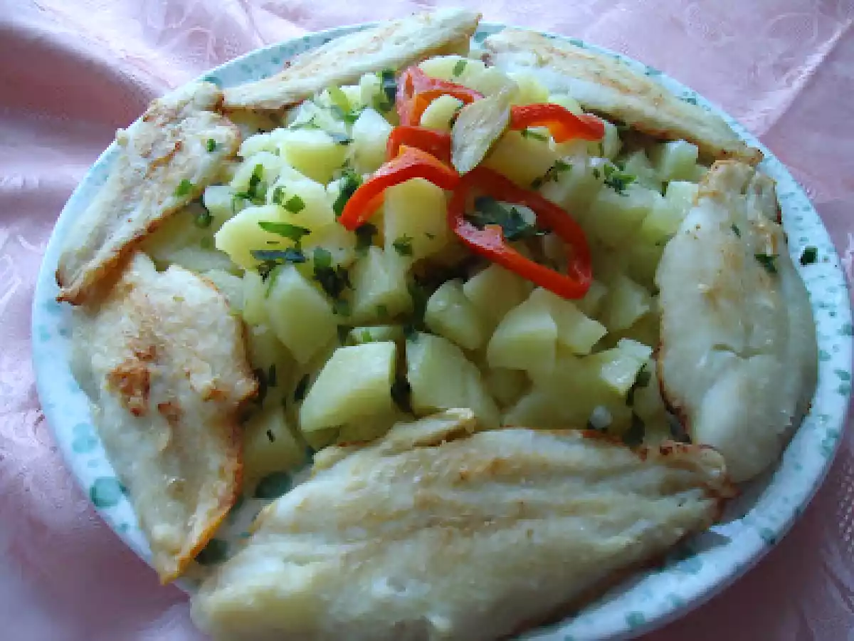 Cartofi natur cu peste file la cuptor