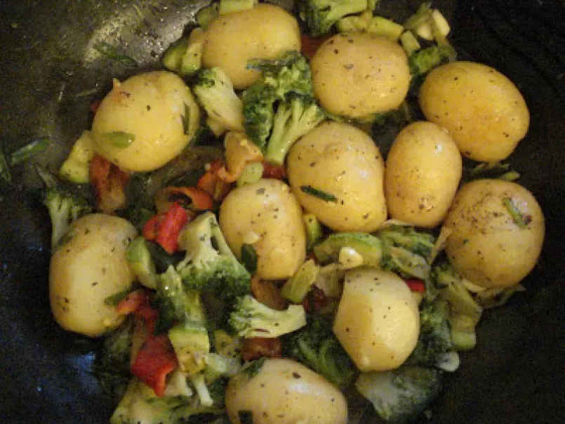 Cartofi noi cu legume la wok, poza 1