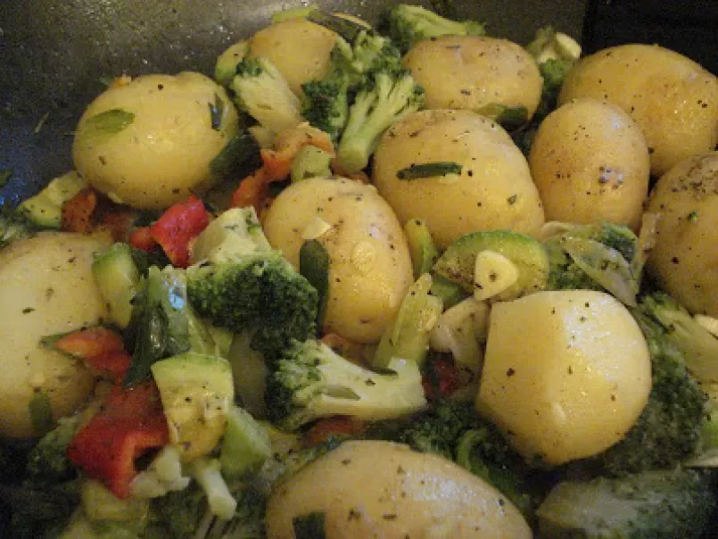 Cartofi noi cu legume la wok, poza 2