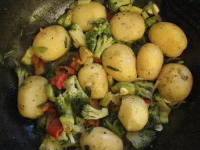 Cartofi noi cu legume la wok