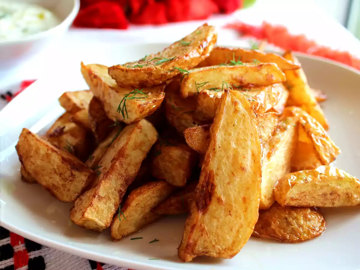 Cartofi noi cu marar la ceaun (reteta video)