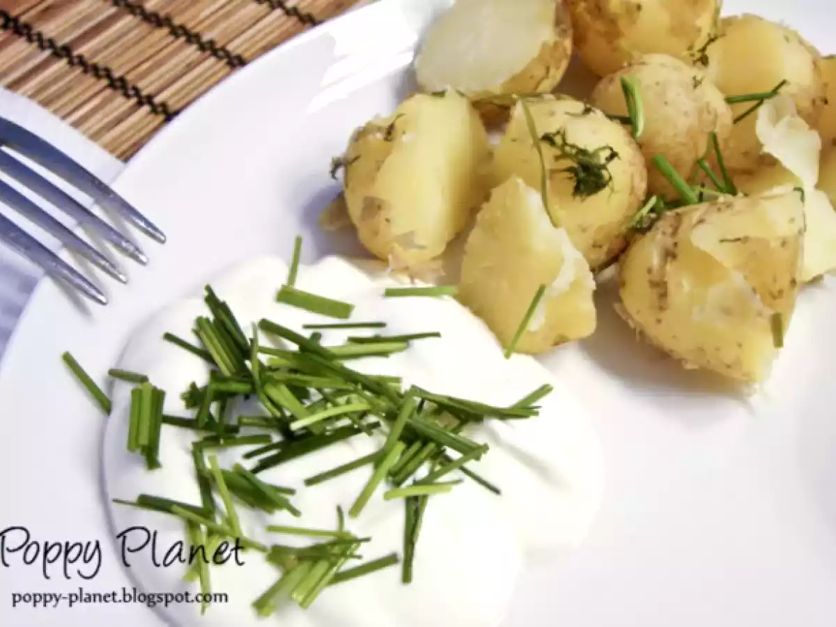 Cartofi noi cu marar si sos de smantana