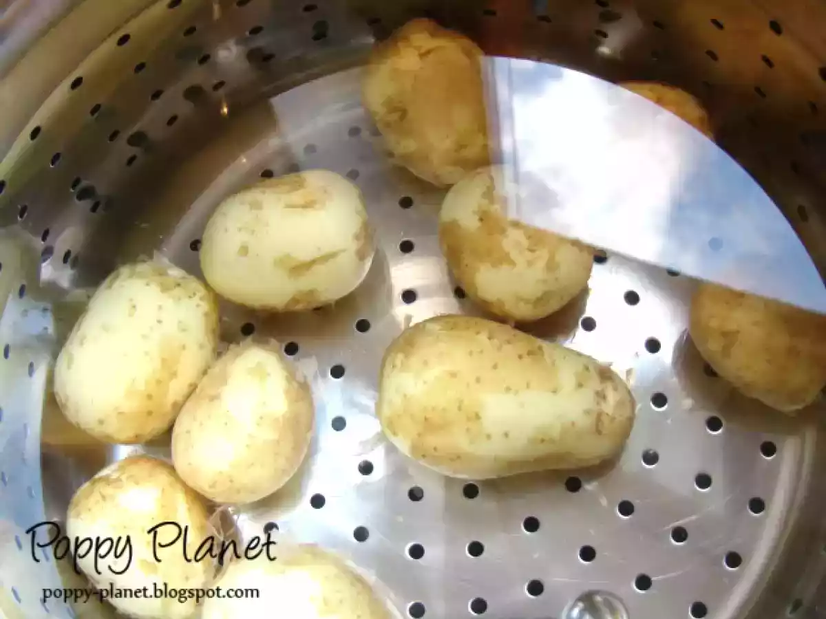 Cartofi noi cu marar si sos de smantana - poza 3