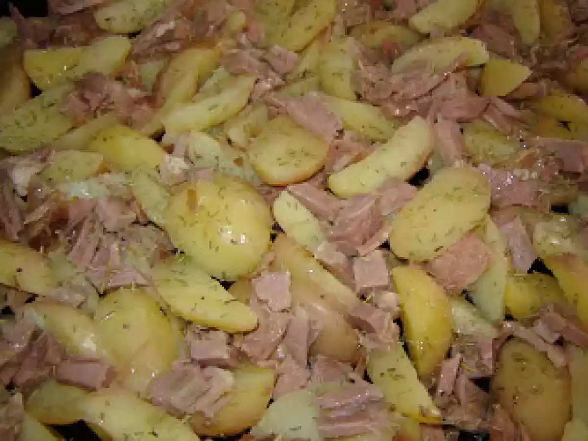 Cartofi noi cu sunca la cuptor