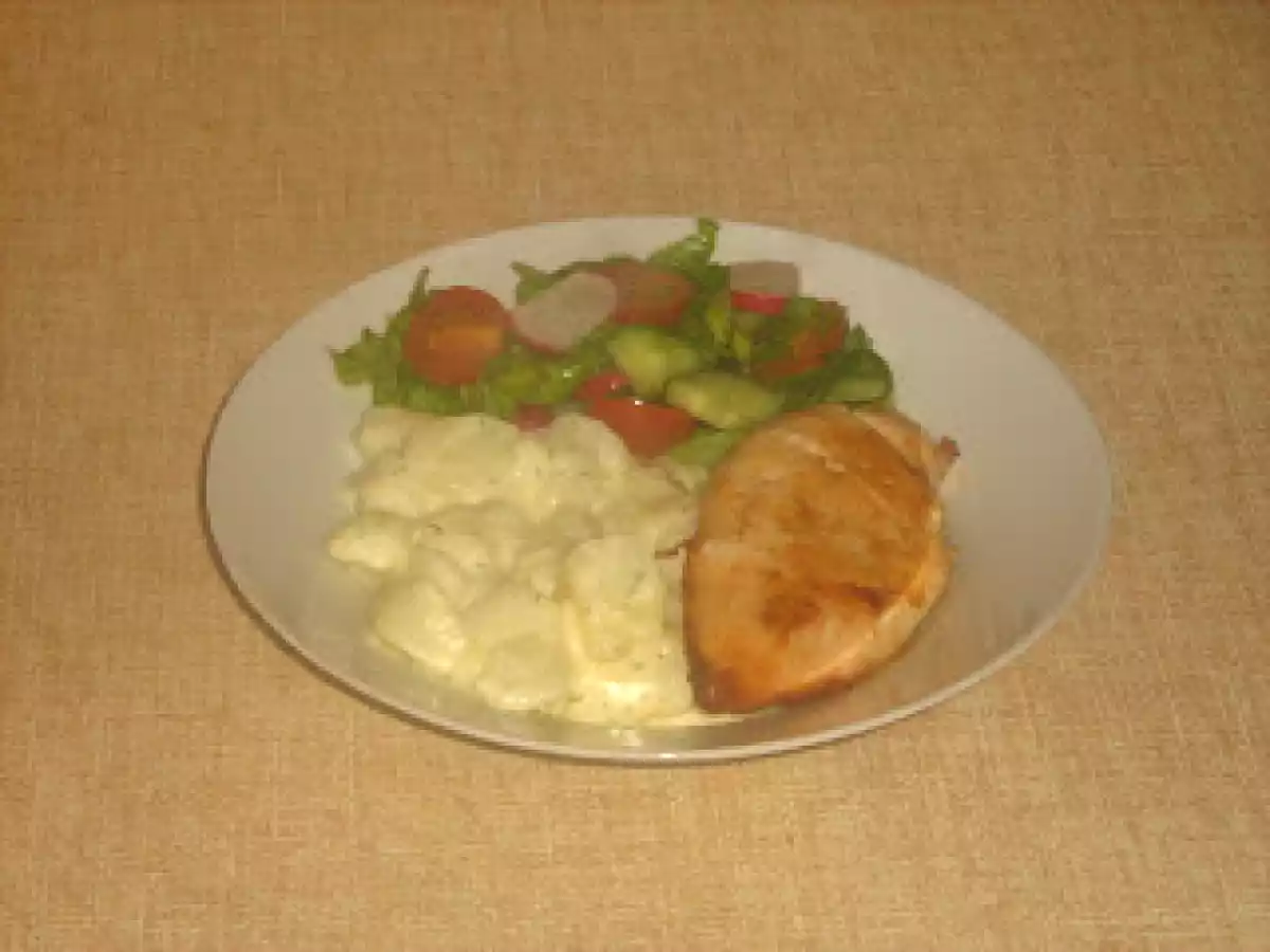 Cartofi noi cu unt, smantana si marar