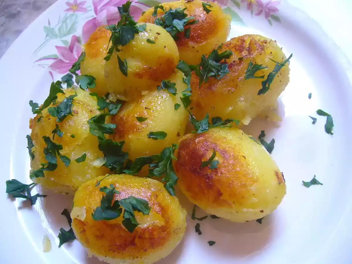 Cartofi noi cu verdeata