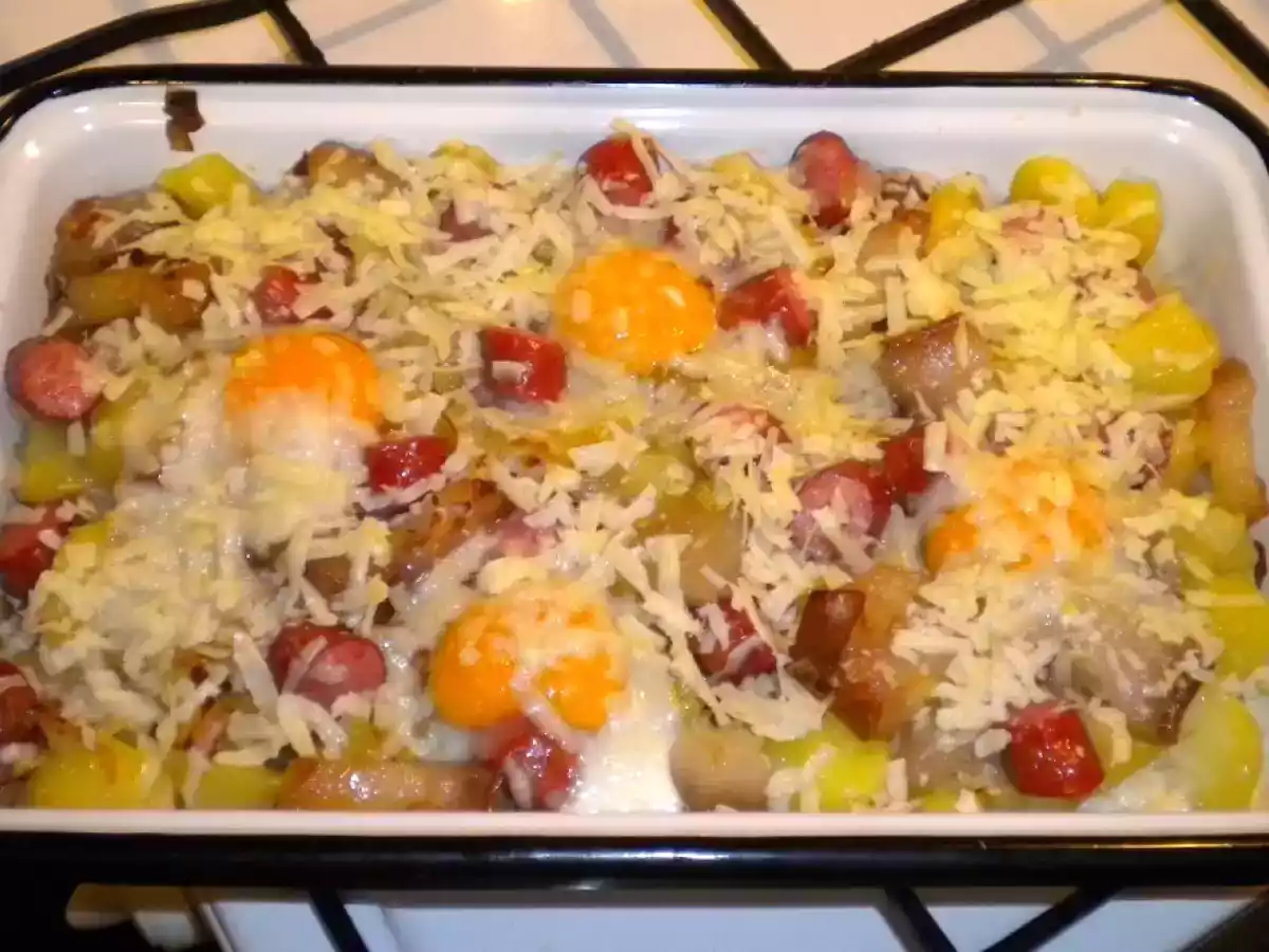 Cartofi taranesti cu cabanos, slanina si ou - poza 2