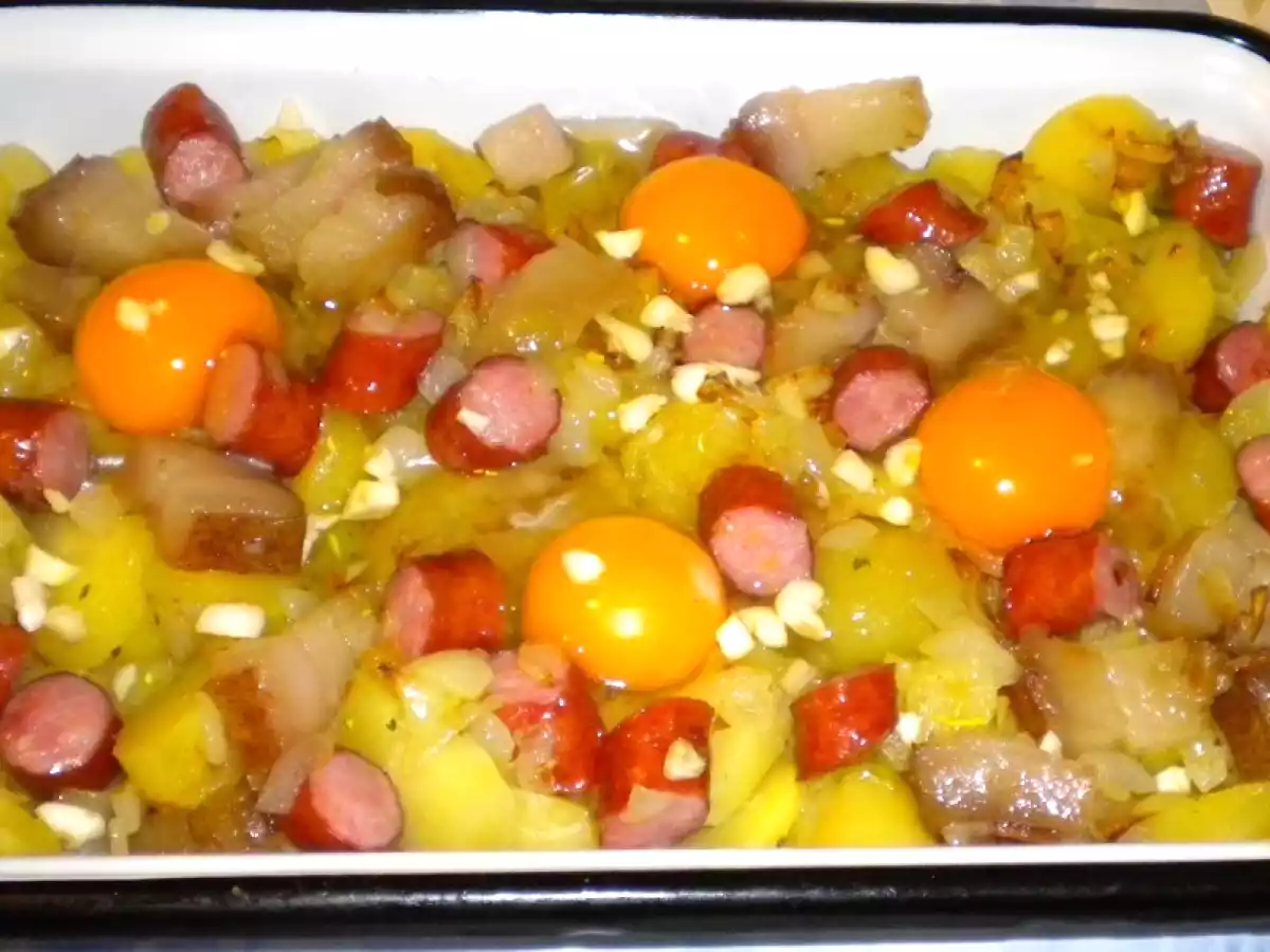 Cartofi taranesti cu cabanos, slanina si ou - poza 3