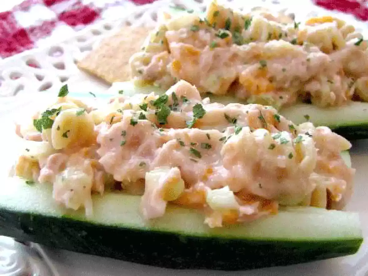 Castraveti umpluti cu ton, paste si legume