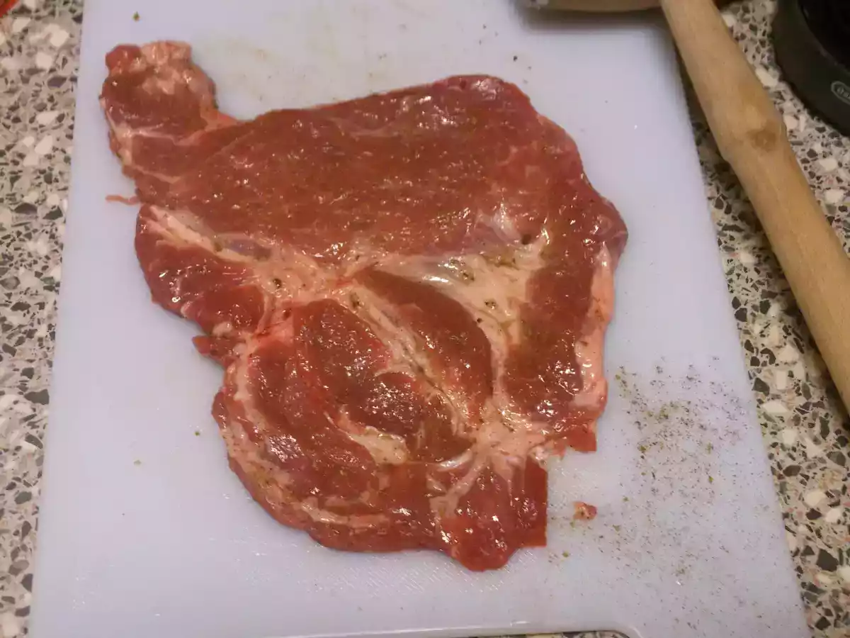 Ceafa de porc cu cartofi fierti si sos alb - poza 2