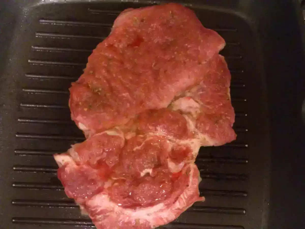 Ceafa de porc cu cartofi fierti si sos alb - poza 3