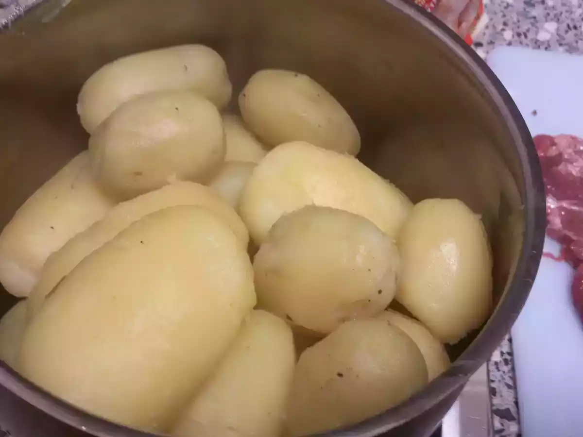 Ceafa de porc cu cartofi fierti si sos alb - poza 4