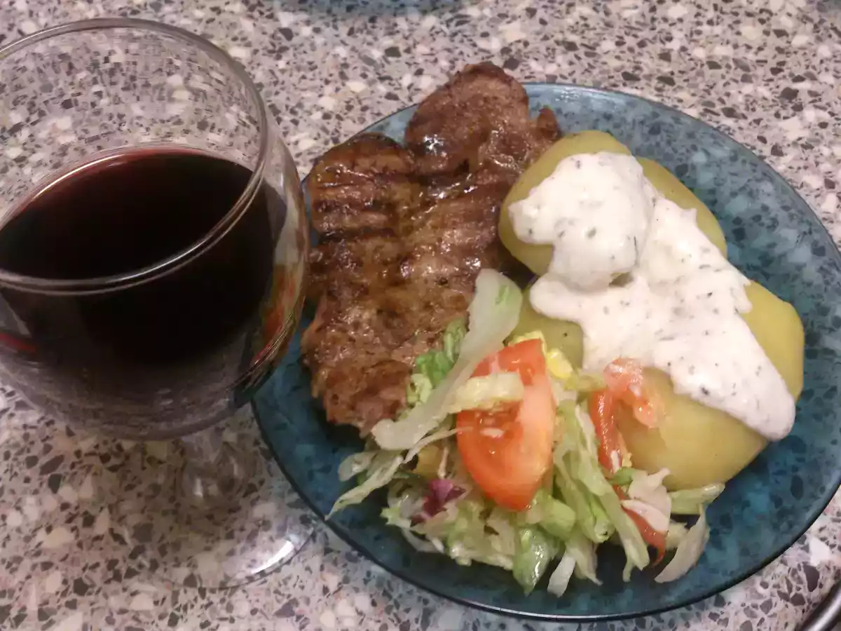 Ceafa de porc cu cartofi fierti si sos alb - poza 6