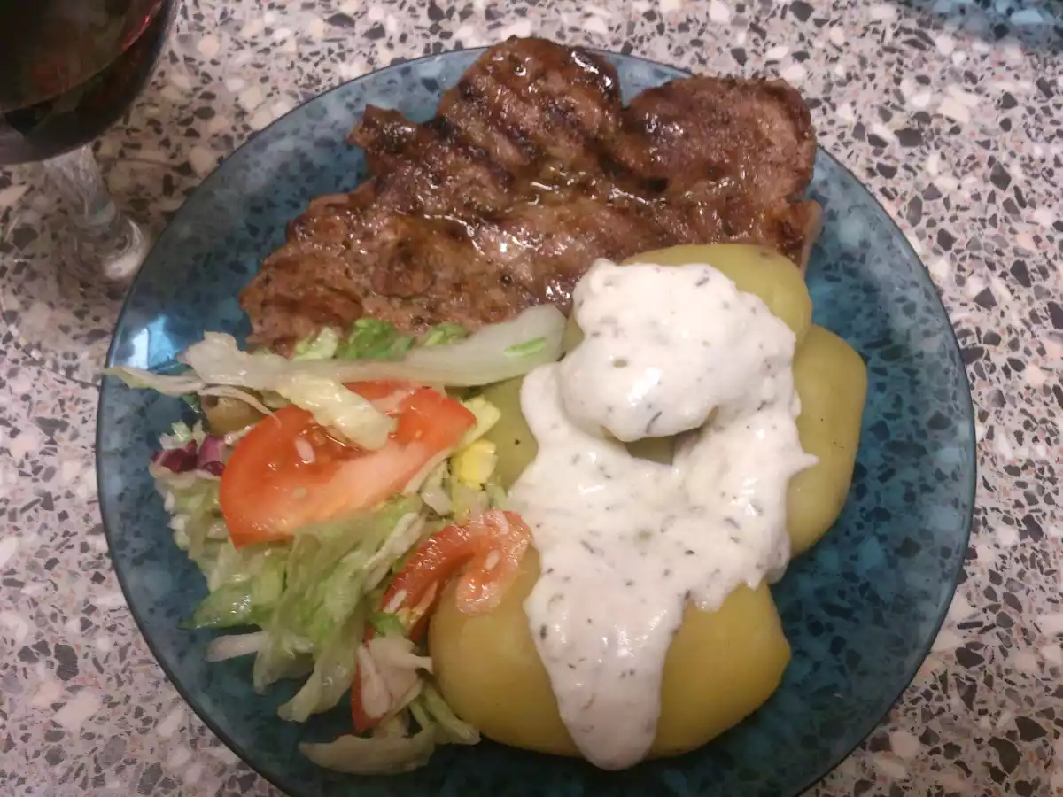 Ceafa de porc cu cartofi fierti si sos alb - poza 7