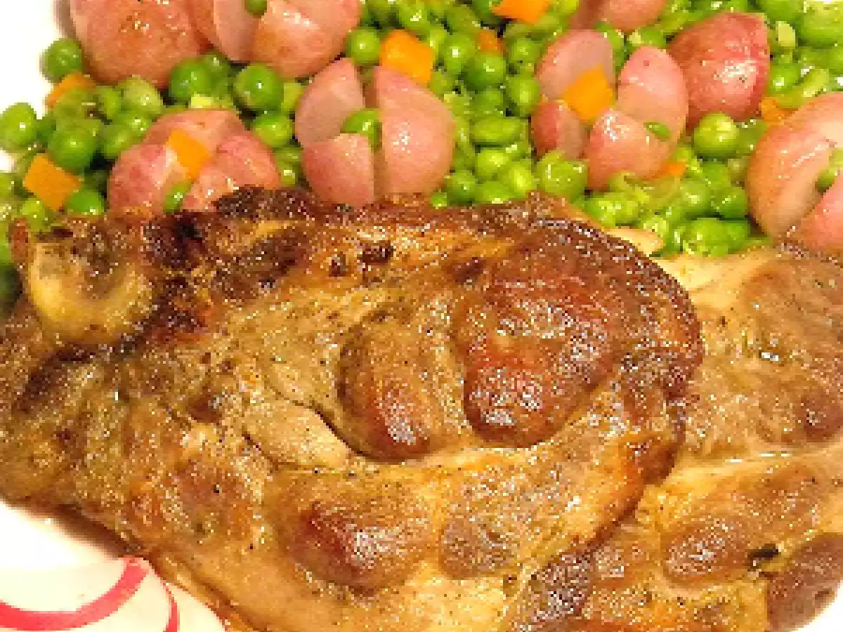 Ceafa de porc cu garnitura de ridichi si mazare