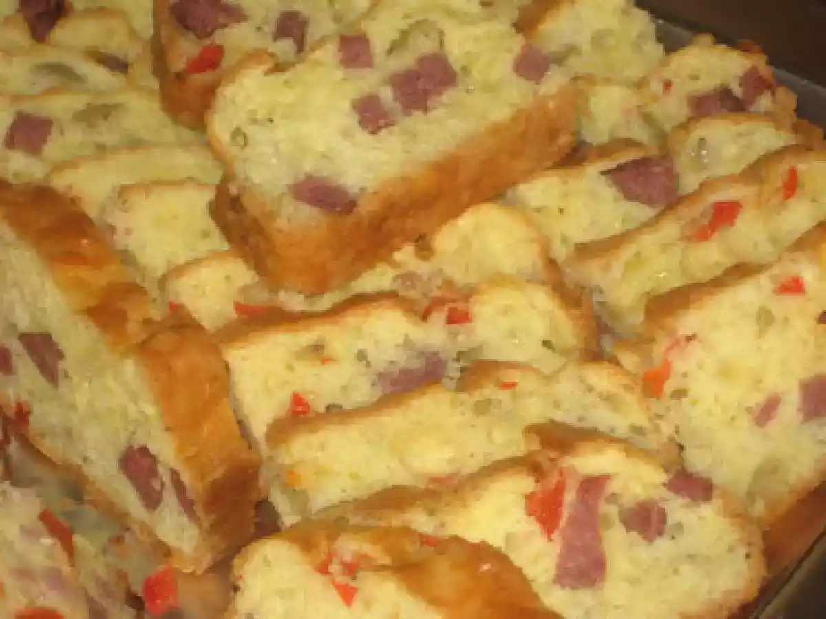 Chec aperitiv cu salam, masline si ardel rosu