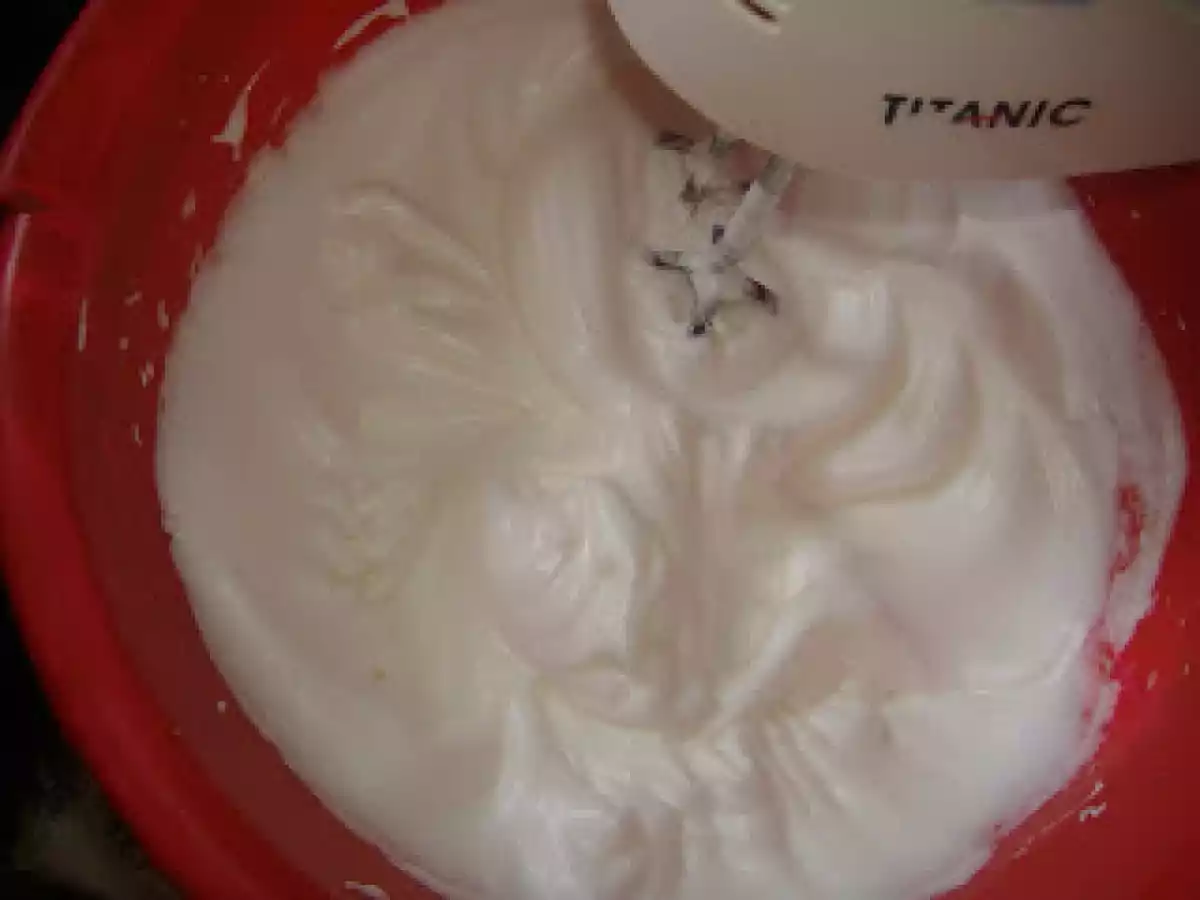 Chec cu ciocolata alba si stafide - poza 3