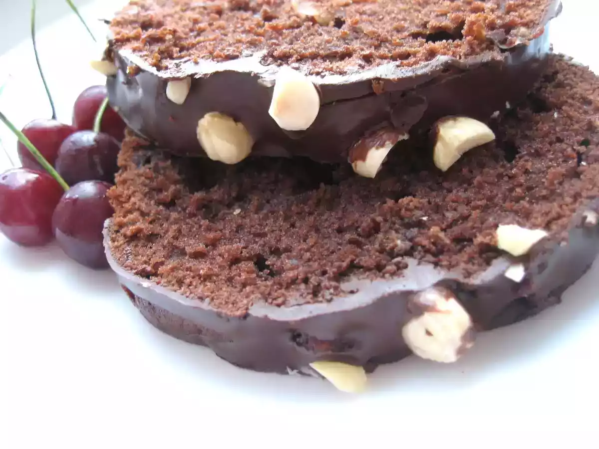 Chec cu ciocolata, cirese si alune de padure