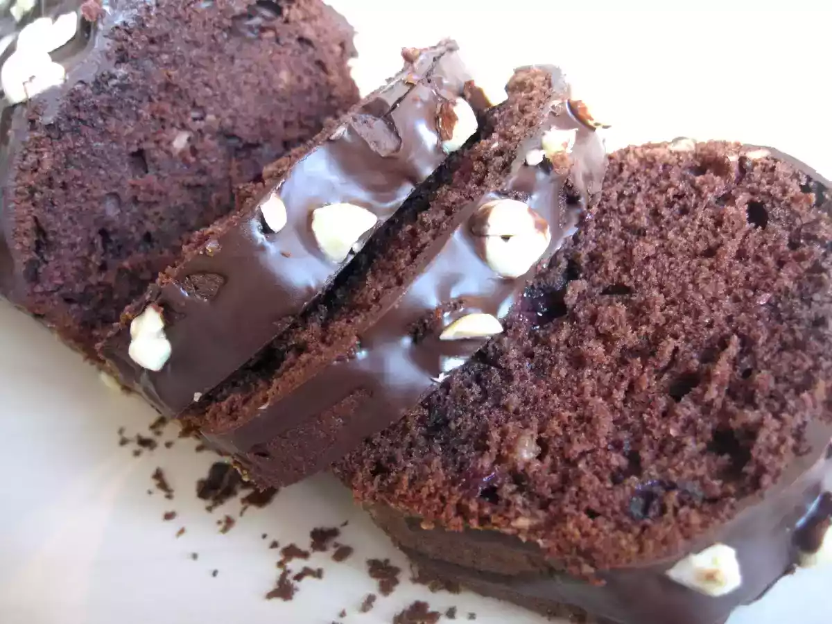 Chec cu ciocolata, cirese si alune de padure - poza 2