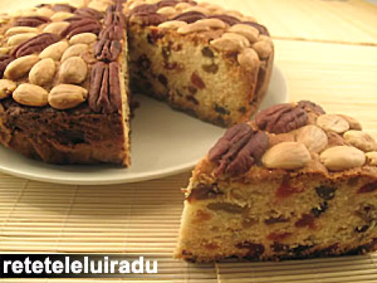 Chec cu fructe confiate si migdale