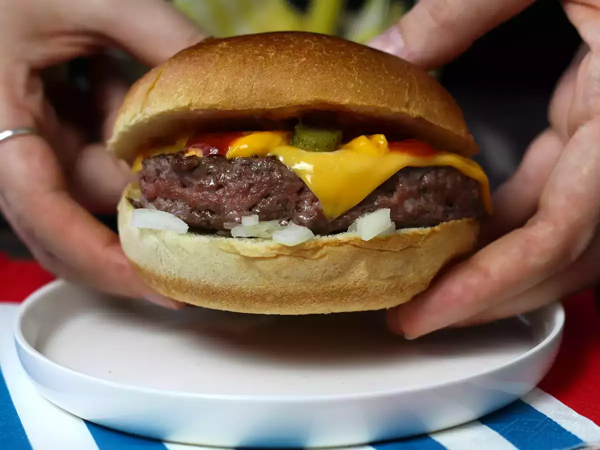 Cheeseburger, faimosul burger pe care toată lumea îl adoră! - poza 2