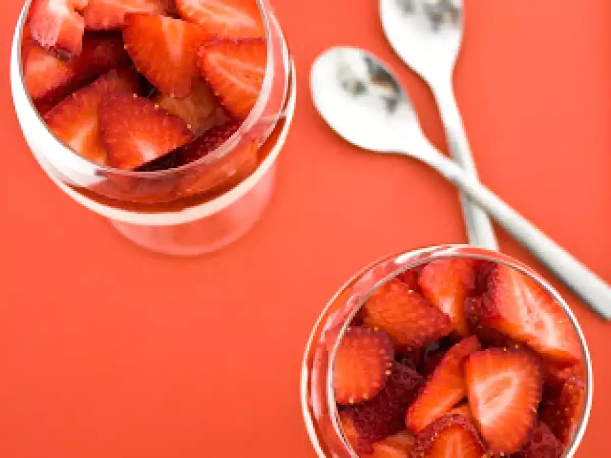 Cheesecake cu capsuni la pahar