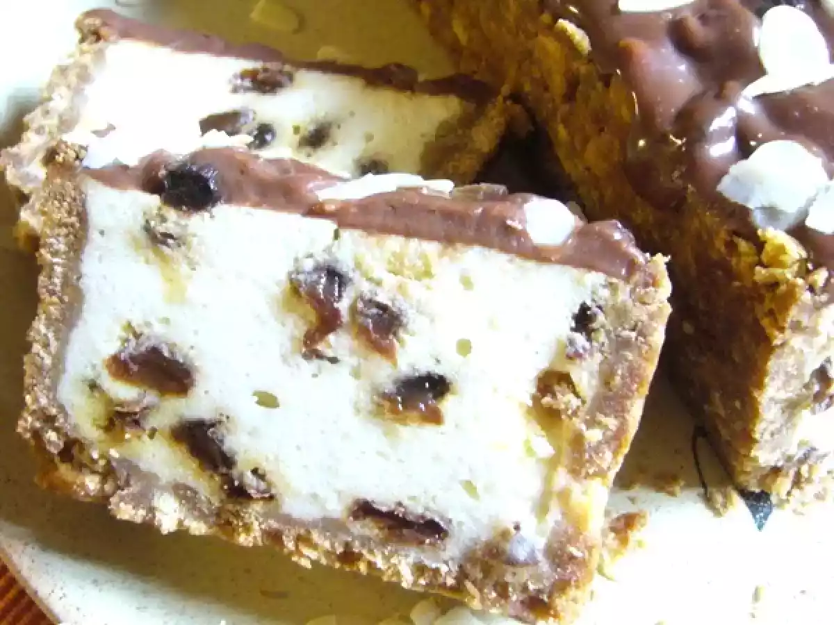 Cheesecake cu ciocolata, stafide si migdale