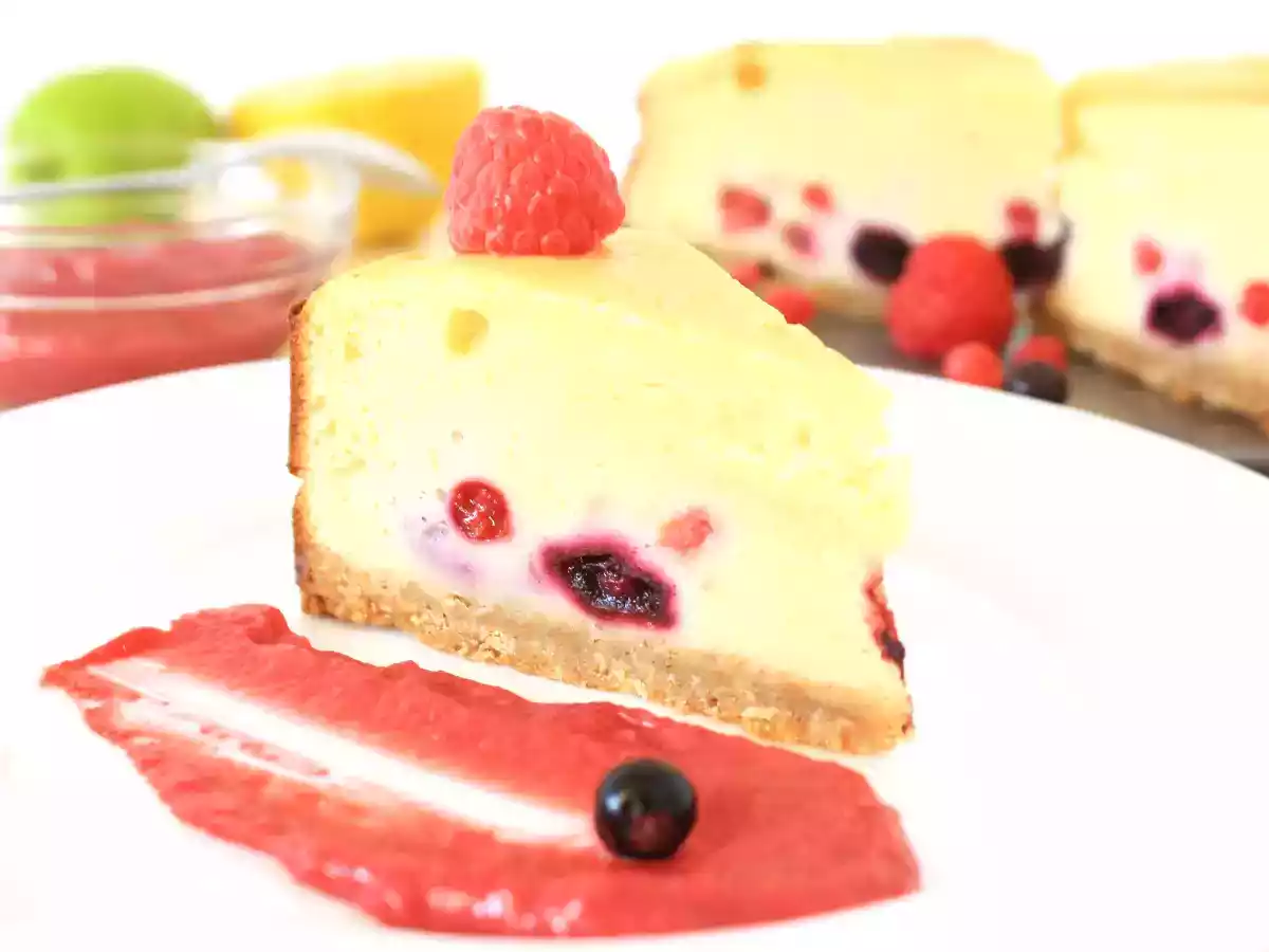 Cheesecake cu Fructe de Padure si Crema de Zmeura