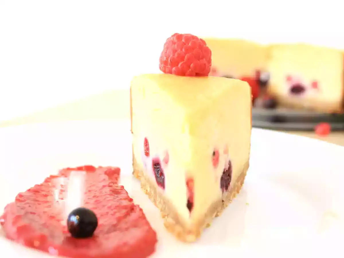 Cheesecake cu Fructe de Padure si Crema de Zmeura - poza 2