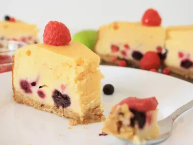 Cheesecake cu Fructe de Padure si Crema de Zmeura - poza 3