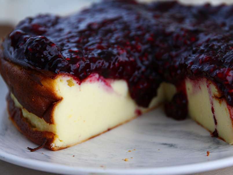 Cheesecake cu lapte condensat indulcit si gem de fructe rosii, poza 3