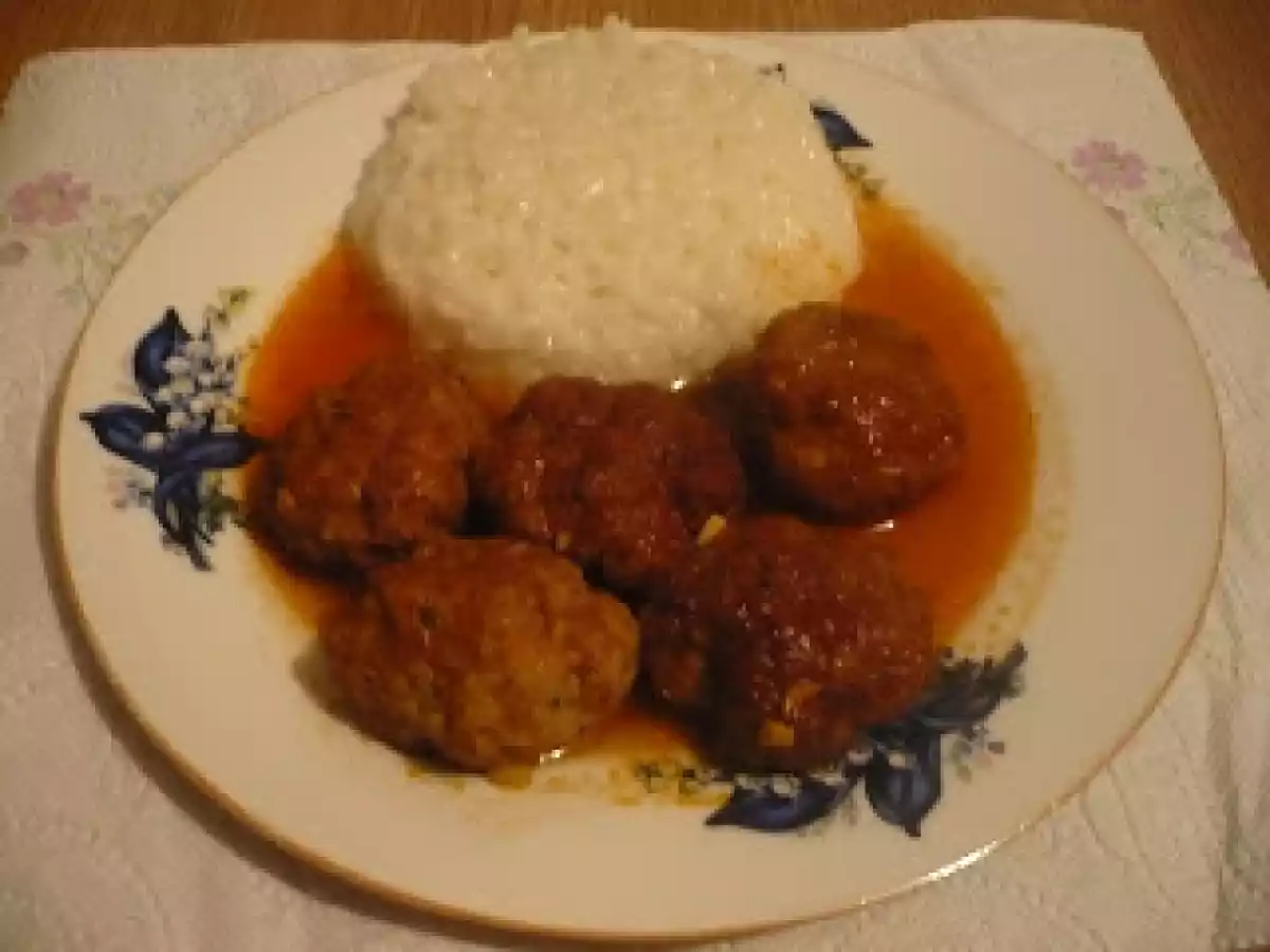 Chiftele cu sos de rosii si garnitura de orez