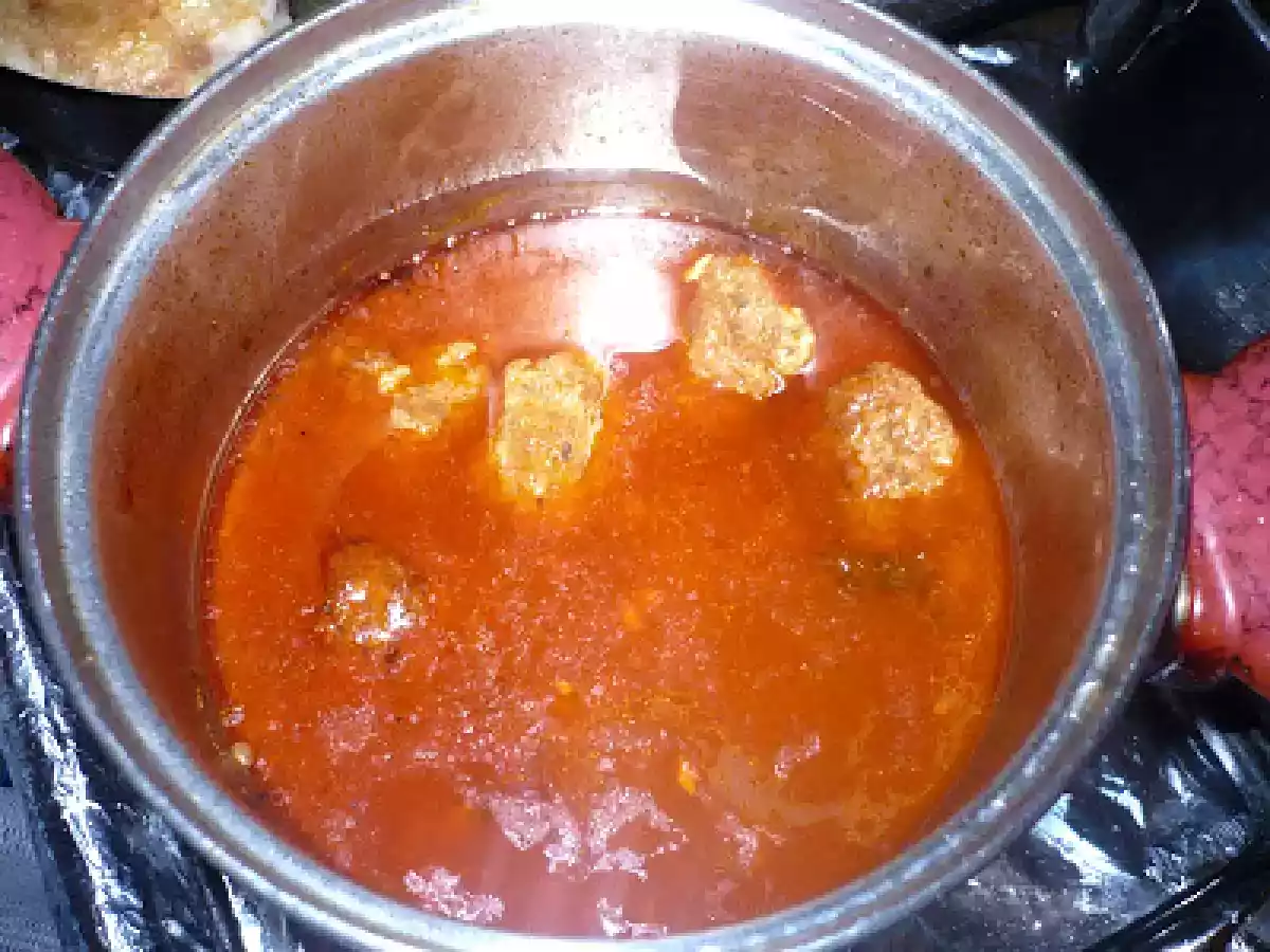 Chiftele cu sos de rosii si garnitura de orez - poza 2