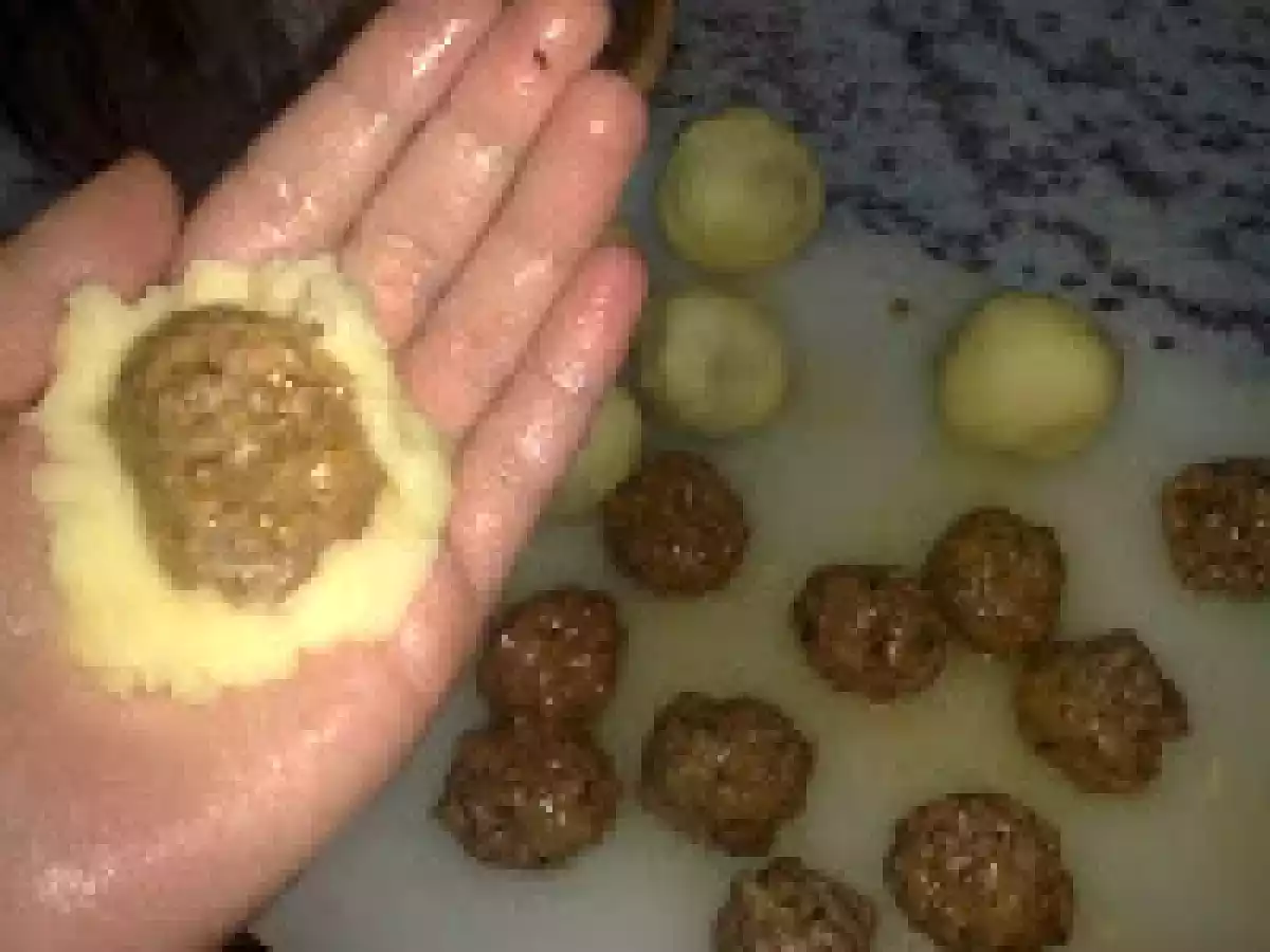 Chiftele de carne imbracate in cartofi - poza 14