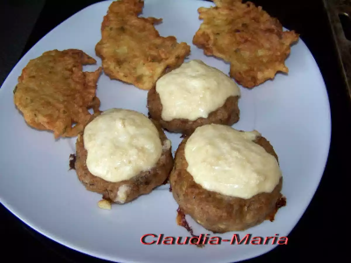 Chiftele umplute cu sos de cascaval