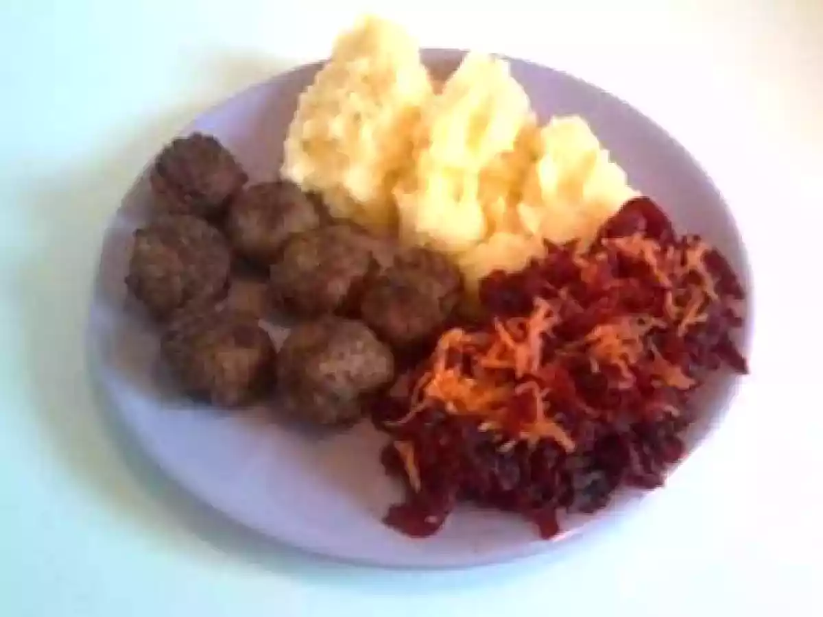 Chiftelute cu marar, piure si salata de sfecla